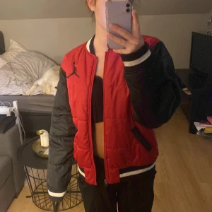 Jordan jacka - En röd Jordan jacka som inte längre kommer till användning, säljer för ett bra pris!