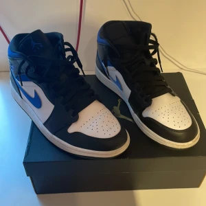 Jordan 1 mid White Racer Blue 45,5 - Skick: 9/10 Ser knappt använda ut Resellar nya runt 2000-3000kr Möts upp eller fraktas Frakt sker via Instabox för 69kr 