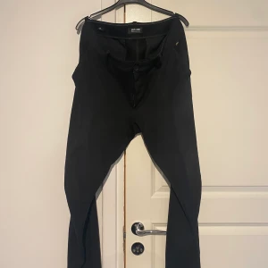 Byxor svarta - Svarta byxor från Only and sons