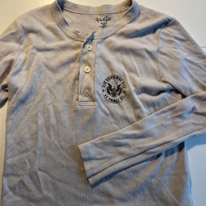 Brandy Melville Tröja - Jättefin tröja från BrandyMelville! Köpt här på Plick men säler då den inte passade! Fint skick☺️ Onesize men skulle säga S