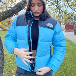 North face jacka - Säljer min svin snygga north face jacka som tyvärr inte kommer till användning då jag köpt en annan vinterjacka🤍 nypris: 3699kr Mitt pris : 1900kr