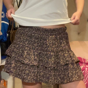 Mönstrad kjol med volang - Jätte söt Volangkjol från Jacqueline de yong . Andra bilden är väldigt dålig kvalite men det är kjolen med en tillhörande topp😊🫶🏼