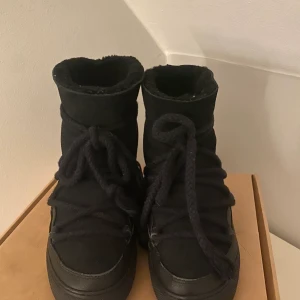 Classic Wedge - platta ankelboots - Hej!  Jag säljer mina nästintill oanvända inuikiis! Det är i fint skick då jag nästa inte använt de, då jag köpte fel modell. 😁1900 kronor och jag bjuder på frakten 😁Hör av er om ni vill ha fler bilder. Original pris 2899kr + orginalkartong medföljer 