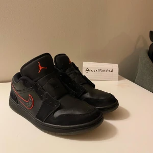 Jordan 1 low Red Orbit - Jordan 1 Low Red Orbit Skorna är i extremt bra skick med minimalt healdrag. Extremt högt värde efter release därav högt resell pris. Ingen creasing över huvudtaget och all suede är i mint kondition. Låda saknas därav lågt pris. 