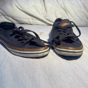 Tommy hilfiger låga skor  stl:41  Köpte secondhand men har bara varit i min garderob 