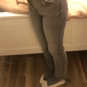 Gråa zara jeans - Säker då dom var alldeles för långa på mig.  Dom är i nyskick och endast använda 1 gång vad jag vet.   Jag är 161cm och dem är högmidjade med slits nere vid kanten, fler bilder kan fås på dm!🫶🏼💓