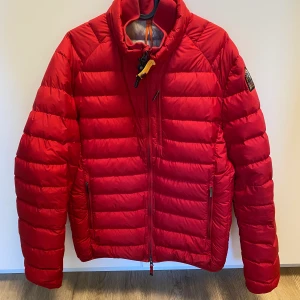 Parajumpers - Bra skick, ej använd så mycket men nån liten fläck finns som knappt syns.