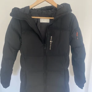 Sail Racing jacka - Patrol Down Jacket  - Köpt för 3999 men har inte använts mycket och är i bra skick. 