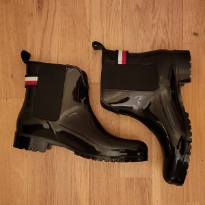 Svarta regn stövlar Tommy Hilfiger 40 - Svarta regn stövlar Tommy Hilfiger 40 andvända 1 gång för små för mig.