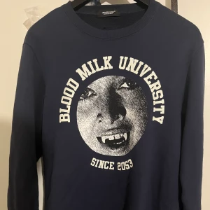 Undercover vampire-print crewneck(rare) - Köpte den i Japan under sommaren. Plaggen är i bra skick, passformen är ganska tight. Kontakta mig för mer information.//Adrian 
