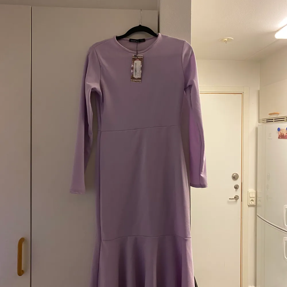 En oanvänd lila klänning från boohoo, strl 38 och 10 UK. Jättefin men tyvärr beställde jag en strl mindre. . Klänningar.