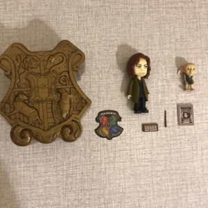 Harry Potter  - Säljer en Sirius Black figur, köpt på Åhléns förra året för 150kr. Säljer för att jag inte gillar Harry Potter längre. Jag är inte riktigt säker på vad frakten blir, skriv till mig så kollar jag på det! Tryck inte på köp nu!!!