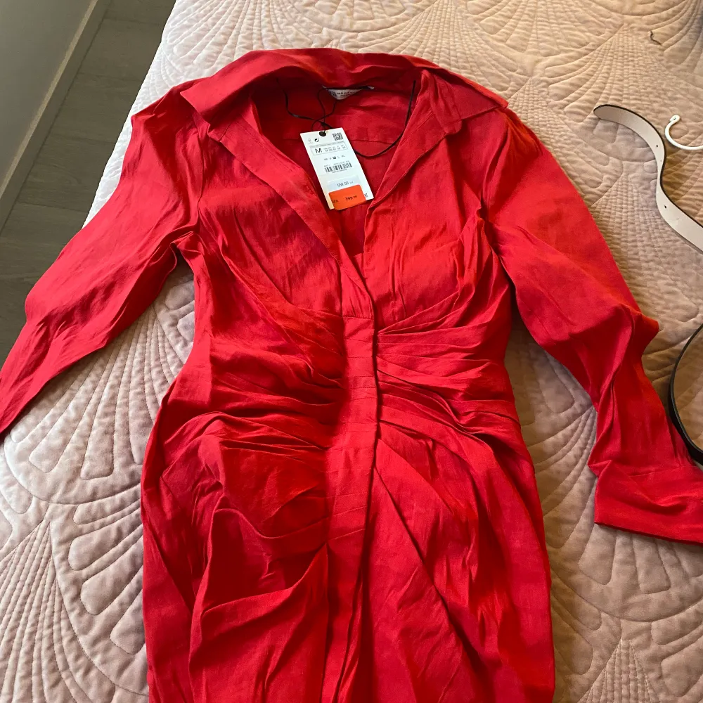 HELT OANVÄND röd klänning perfekt till julen samt sommaren. Storlek M som har strechig i materialet  . Klänningar.