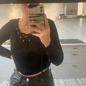 Tröja - Långärmad tröja med snörning framtill, från H&M i storlek L. I bra skick. 