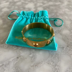 Sophie by Sophie armband - Armband från Sophie By Sophie. Använd, men utan anmärkning.          Storlek: M.         Material: Metall