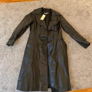 Skinnkappa - Kappan är köpt secondhand från märket Amoress. På mig som är 158 cm lång kommer kappan förbi knäna och jag skulle säga att passformen är S/M (lite oversized). Kappan är i mycket bra skick (någon lös tråd här och var) men passade inte riktigt mig i smaken 