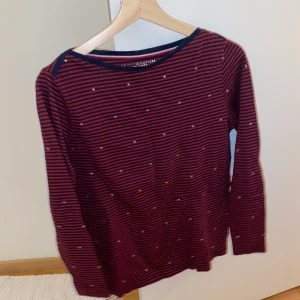 Tommy Hilfiger  - Gullig Tommy hilfiger tröja med stjärnor på! 