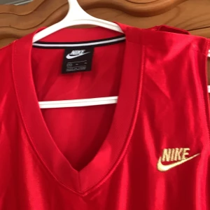 Nike - Överall/ Jumpsuit, härlig röd 