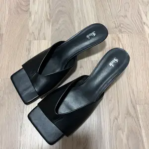 Black heels in the size of 41. Can fit a 40 and 41.  Never used.