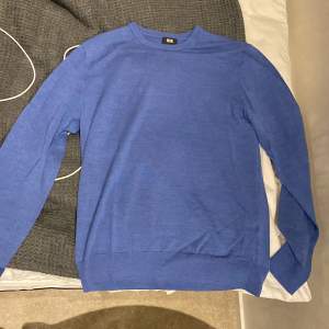Hej, säljer min uniqlo tröja i färgen mellan ljusblått och mörkblått. Har aldrig använt eftersom den varit för liten sedan jag köpte den.