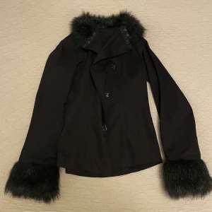 Svart pälsjacka oanvänd  - 🖤Svart pälsjacka i jeans tyg, perfekt till våren! Lite figur sydd och oanvänd🖤