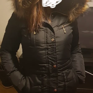 Vinter jacka  - Använd 2 veckor få tal gånger. Skriv för flera bilder kan mötas upp. Pälsen finns allt är som nytt