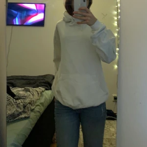 Vit hoodie  - En vit hoodie som har används Max 15gånger, inte sönder någonstans.