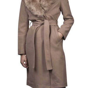 Hollies kappa  - Super snygg skön kappa, använd knappt 1 vinter, har päls runt nacke och framtill och även vid händerna. Fel fri jacka super varm. 