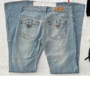 Lågmidjade y2k bootcut jeans - Skitsnygga jeans i nyskick som är köpta här på plick! Inga defekter och oanvända helt och hållet:) de är för långa på mig som är 160 (se bild 3) frakt = 79 kr <3  TRYCK INTE PÅ KÖP NU