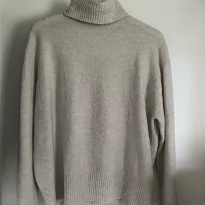 Stickad tröja - Stickad tröja med krage från Hm, jätte skönt material! Köparen står för frakt🤍