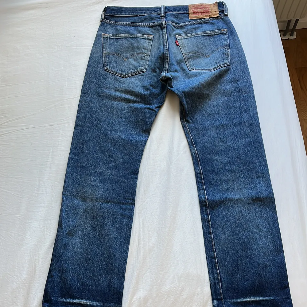 Säljer ett jättefint par levis 501 som tyvärr är för små för mig. . Jeans & Byxor.