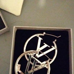 Äkta lw örhängen till salu! - Örhängena är i äkta silver och är som nya jag köpte fel modell därför jag väljer att sälja dessa, snabb affär blir billigare!  För frågor eller bättre bilder är min snap, Emilja223.