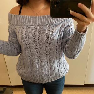 Off shoulder tröja  - En söt stickad off shoulder tröja i superbra skick som inte använts många gånger 