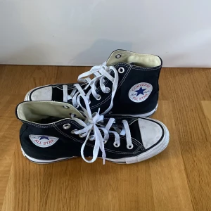 svarta converse - Sjukt snygga svart converse i otroligt bra skick som knappt är använda!