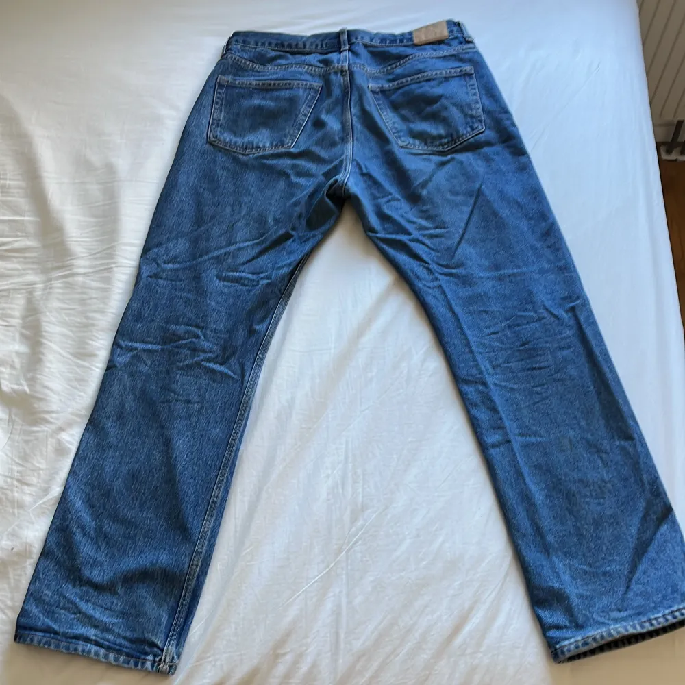 Säljer ett jättefint par Weekday Space jeans som tyvörr inte kommer till användning.. Jeans & Byxor.