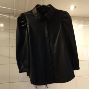 Faux leather tröja/jacka - Jag vet inte vilket namn som passar bäst för det är inte riktigt en jacka men den är ju delvis varm. Dock är den lite kortare vid ärmarna. Storleken är Medium och skulle nog säga att personer som är mellan M-L kanske kan använda den med. Denna är typ ny! 