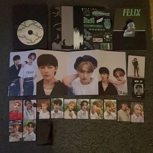 SKZ Noeasy LIMITED EDITION album (PREORDER ver.)  - Skz noeasy LIMITED EDITION (PREORDER ver.) Inehåll: CD, photobook, lyricbook, sleeve, photostand, sticker, liten affisch, STOR affisch, 3 photocards, Double sidled photocard, Limited edition pop up card, Photocard set(8st), Frame photocard, mini photobook