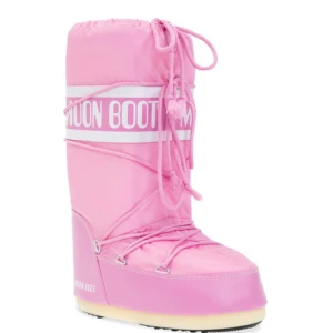 Rosa Moonboots  - Säljer mina rosa Moonboots från Zalando köpte förra vintern. Bra skick, pris kan sänkas vid snabb affär. Säljer då dem inte kommer till användning. INKLUSIVE FRAKT 💞 