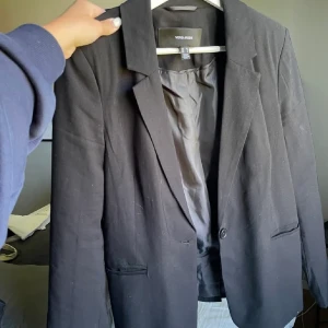 Blazer - Skitsnygg kavaj från Vero moda. Köpt här på Plick, första bilden är lånad från förra säljaren. Stl 36, sann till storlek men tyvärr för liten för mig som gillar mycket oversized.