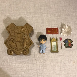 Harry Potter - Säljer en Harry Potter figur, köpt på Åhléns förra året för 150kr. Säljer för att jag inte gillar Harry Potter längre. Jag är inte riktigt säker på vad frakten blir, skriv till mig så kollar jag på det! Tryck inte på köp nu!!!!