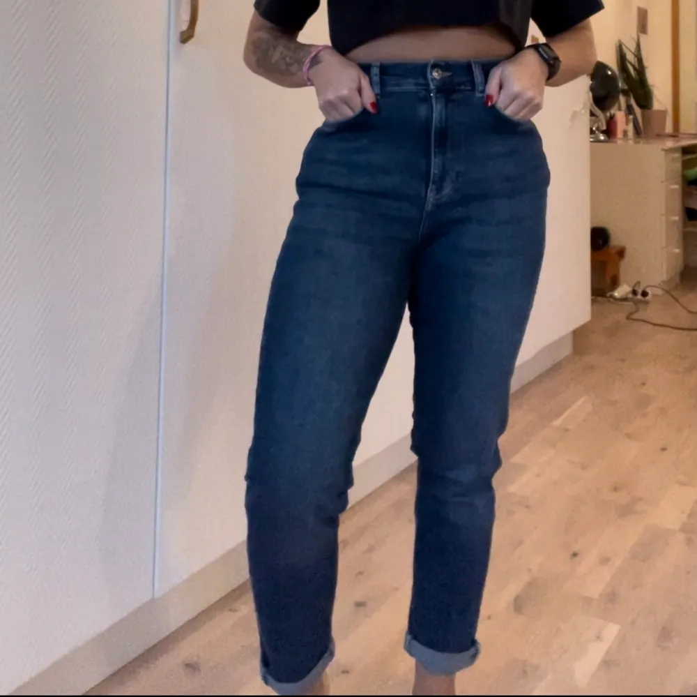 Ett par oanvända jeans från Gina Tricot. Endast testade och sen legat i garderoben. Stretchiga och sköna! 💕. Jeans & Byxor.