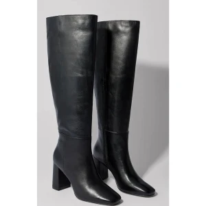 Höga stövlar med klack - Knähöga stövlar med klack ifrån NA-KD, helt slut online. Endast testade! 💕. Nypris 1200 kr. 