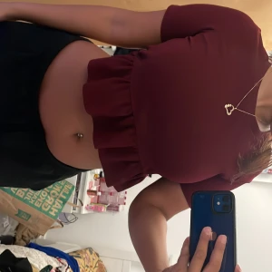 Vinröd volang topp - Super gullig croppad topp i färgen vinröd med volanger längst ner. Super tjockt, strechight och fint material. 😍