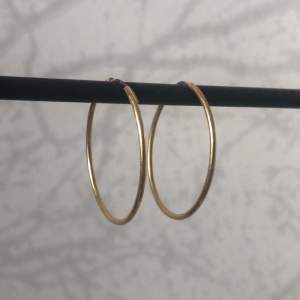 Ett par örhängen i äkta guld (18 karats) som är 3 cm i diameter. Köparen står för frakten:)