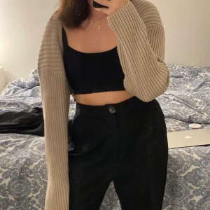 Kort kofta  - Jättefin ”kofta” från hm som passar till så mycket😍🤩  Knappt använd