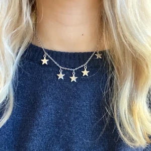 Stjärnhalsband - Silvrigt stjärnhalsband som aldrig är använt💕Frakt 13kr💕
