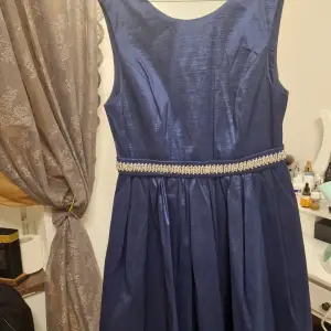 Marinblå klassisk princess klänning style, kort längd tills knä, Med silver stenar och vita glansiga parlör på medjan använd 1 gång bara för 3 timmar. Nästan nytt. [Priset kan diskuteras]