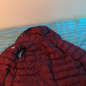 Moncler väst röd  - Säljer min nya moncler väst på grund av att den är för stor. Köpte den för 8000kr o säljer den för 3000 o den är äkta såklart.