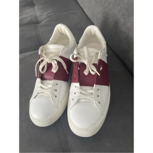 Valentino skor - Ett par valentino skor i fint skick! Givetvis äkta. Storlek 38.❤️