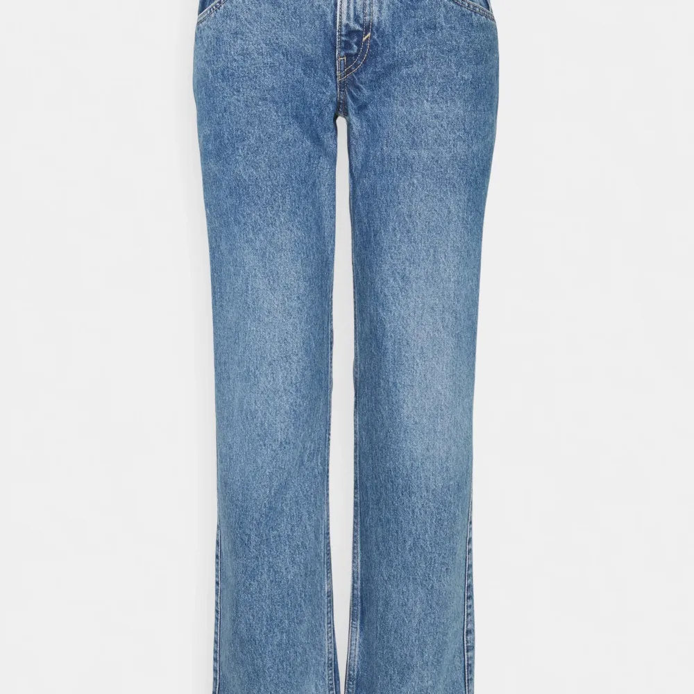 VNu säljer jag mina fina populära Weekday Arrow Low jeans då det blivit för små. Färgen Belize blue i storleken 24/30. Köpt från deras egna hemsida för 529 kr, slutsålda i alla storlekar.Använts fåtal gånger. Kontakta mig om de är något du undrar över. 💋💋. Jeans & Byxor.